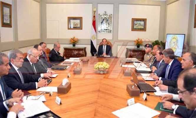 السيسي يعقد اجتماعاً مع رئيس مجلس الوزراء ومحافظ البنك المركزي وعدد من الوزراء
