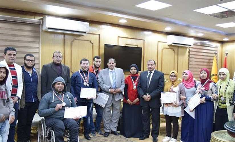 رئيس جامعة بني سويف يكرم الفائزين في أولمبياد ذوي الإعاقة