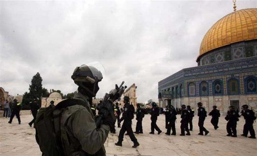 قوات الاحتلال الإسرائيلي تقتحم المسجد الأقصى وتخرج المعتكفين