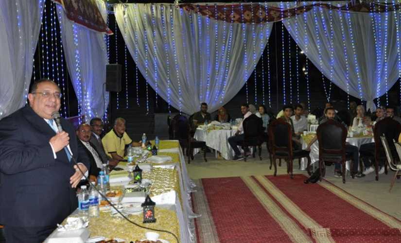 رئيس جامعة حلوان يشارك اتحاد الطلاب إفطارا جماعيا