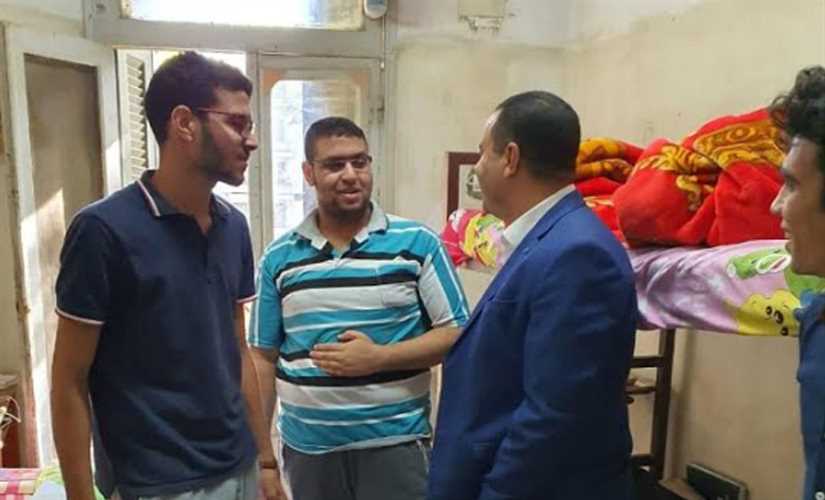 نائب رئيس جامعة أسيوط يلبي دعوة طلاب المدينة الجامعية لمشاركتهم تناول وجبة الغداء