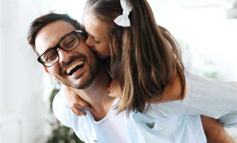 دراسة: الآباء الذين لديهم بنات عمرهم طويل