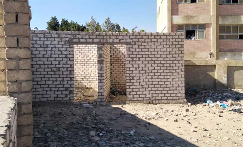 مواطن يتعدى على سور "مدرسة".. و المحليات تتدخل (صور)