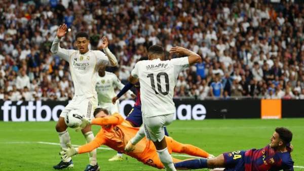 ريال مدريد يتغلب على برشلونة في الكلاسيكو ويبتعد بالصدارة