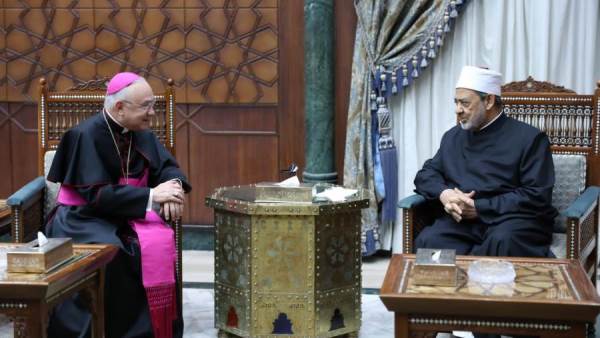 شيخ الأزهر يستقبل وكيل الشؤون العامة بأمانة سر دولة الفاتيكان