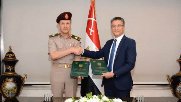 إدارة الإشارة بالقوات المسلحة توقع عقود اتفاق لدعم رؤية الدولة للتحول الرقمى