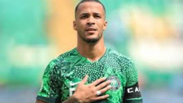 قبل أيام من الأمم الإفريقية .. نجم النسور يفجر مفاجأة تعيسة لجماهيره