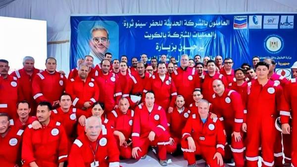 وزير البترول يلتقي العاملين بموقع شركة الحديثة للحفر في الكويت