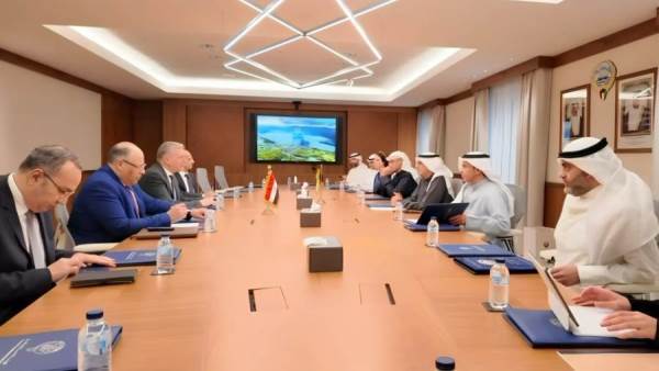 وزير البترول يبحث مع وزير الكهرباء والماء ورئيس هيئة الاستثمار الكويتية تعزيز الاستثمارات