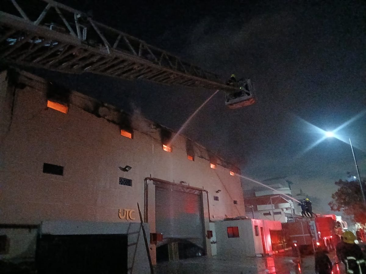 قوات الإطفاء أثناء اخماد النيران