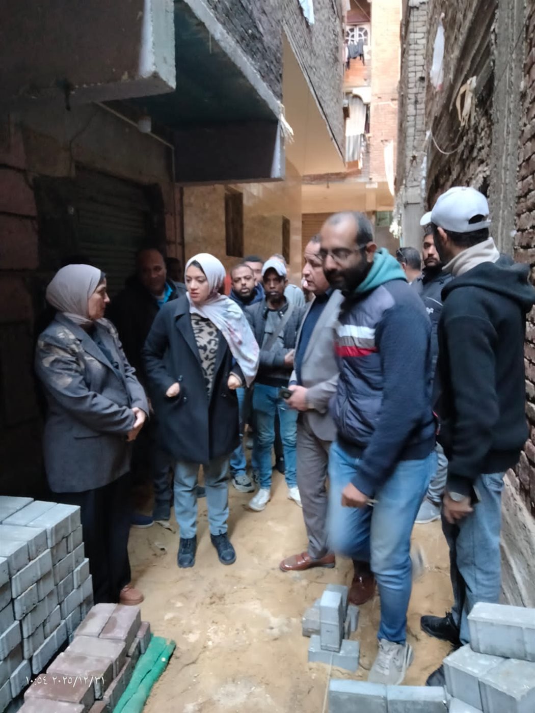 نائبة المحافظ مع المواطنين