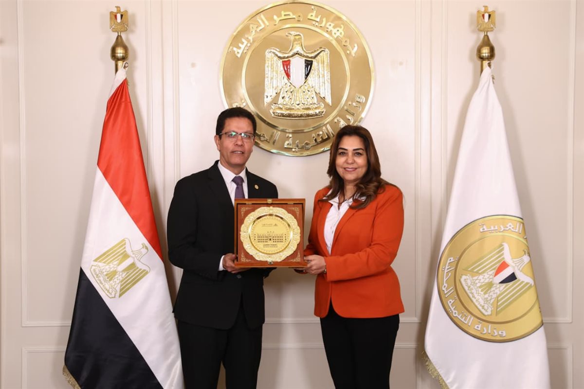 تسليم الدرع لرئيس الجامعة