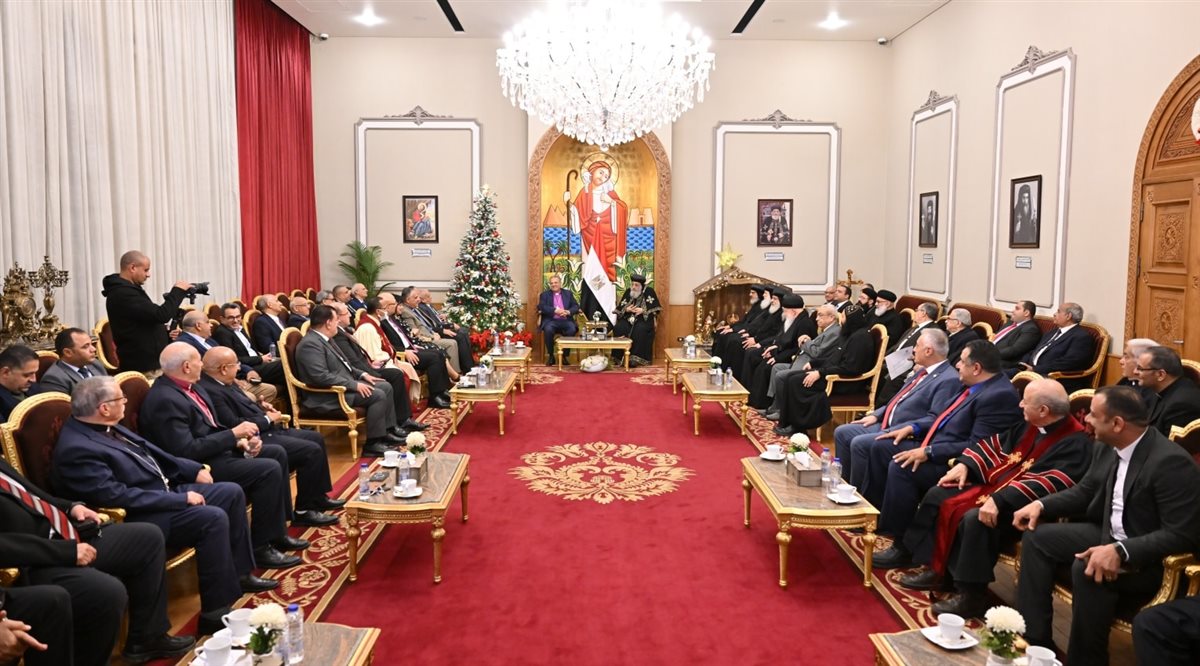 البابا تواضروس والقس أندريه زكي رئيس الطائفة الإنجيلية وأعضاء المجلس الإنجيلي العام ورؤساء المذاهب الإنجيلية والهيئة القبطية الإنجيلية