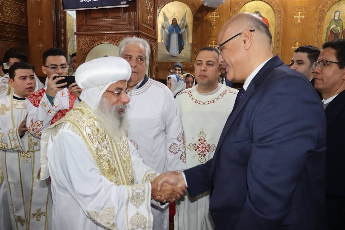 جانب من تقديم التهانئ