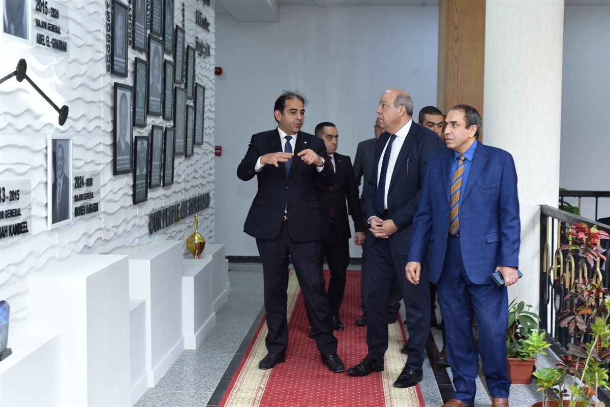 وزير الطيران المدني يشارك في مناقشة رسالة دكتوراه بجامعة بورسعيد