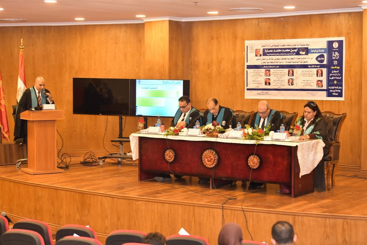 وزير الطيران المدني يشارك في مناقشة رسالة دكتوراه بجامعة بورسعيد