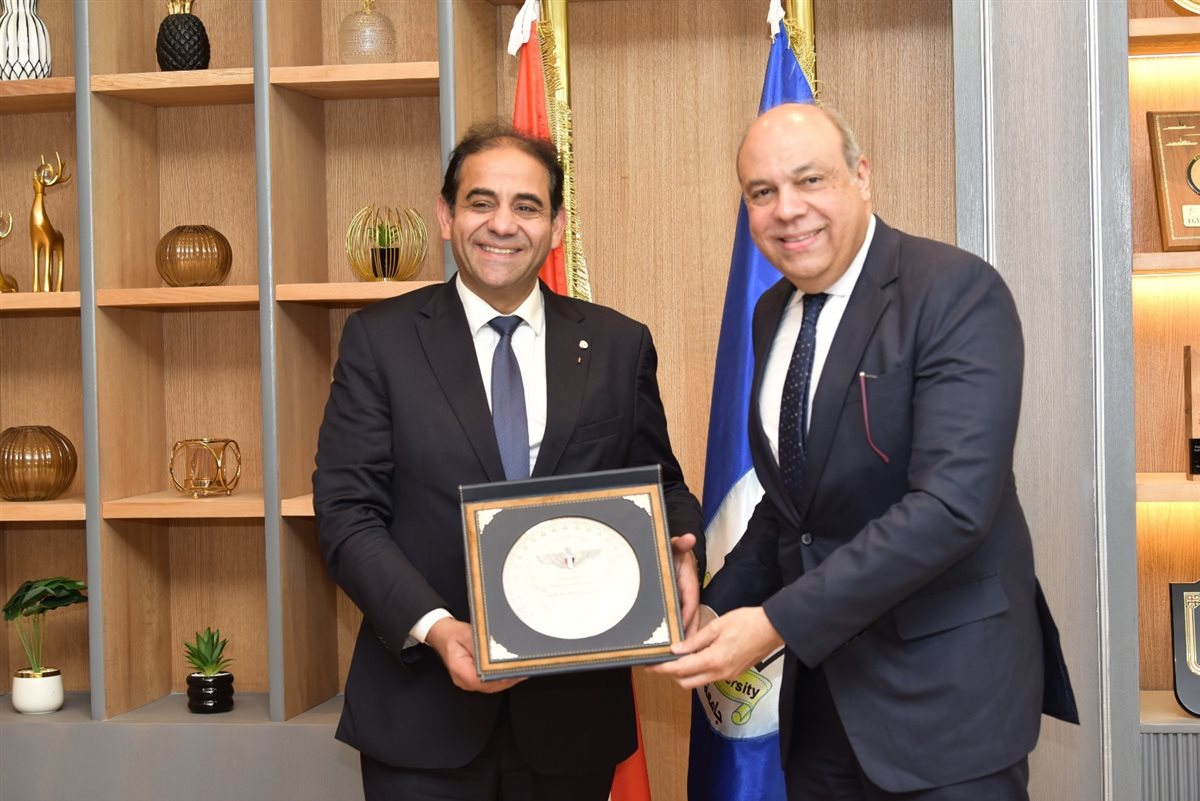 وزير الطيران المدني يشارك في مناقشة رسالة دكتوراه بجامعة بورسعيد