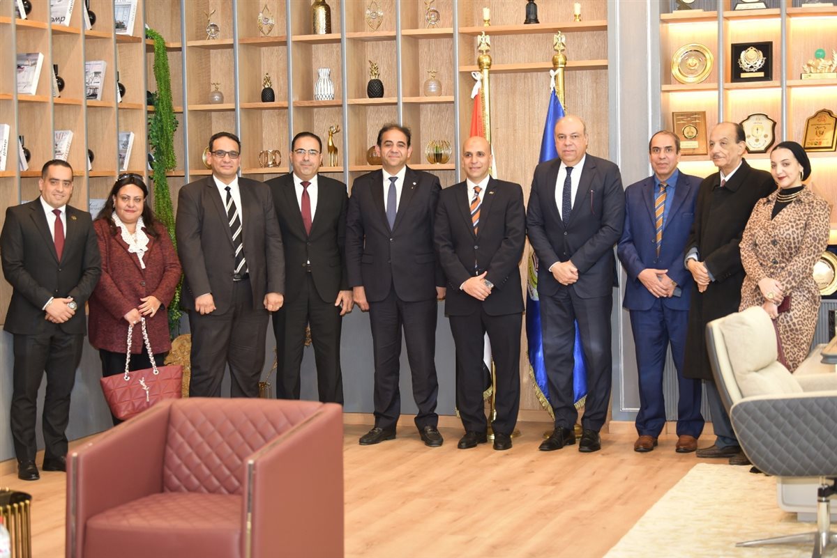 وزير الطيران المدني يشارك في مناقشة رسالة دكتوراه بجامعة بورسعيد