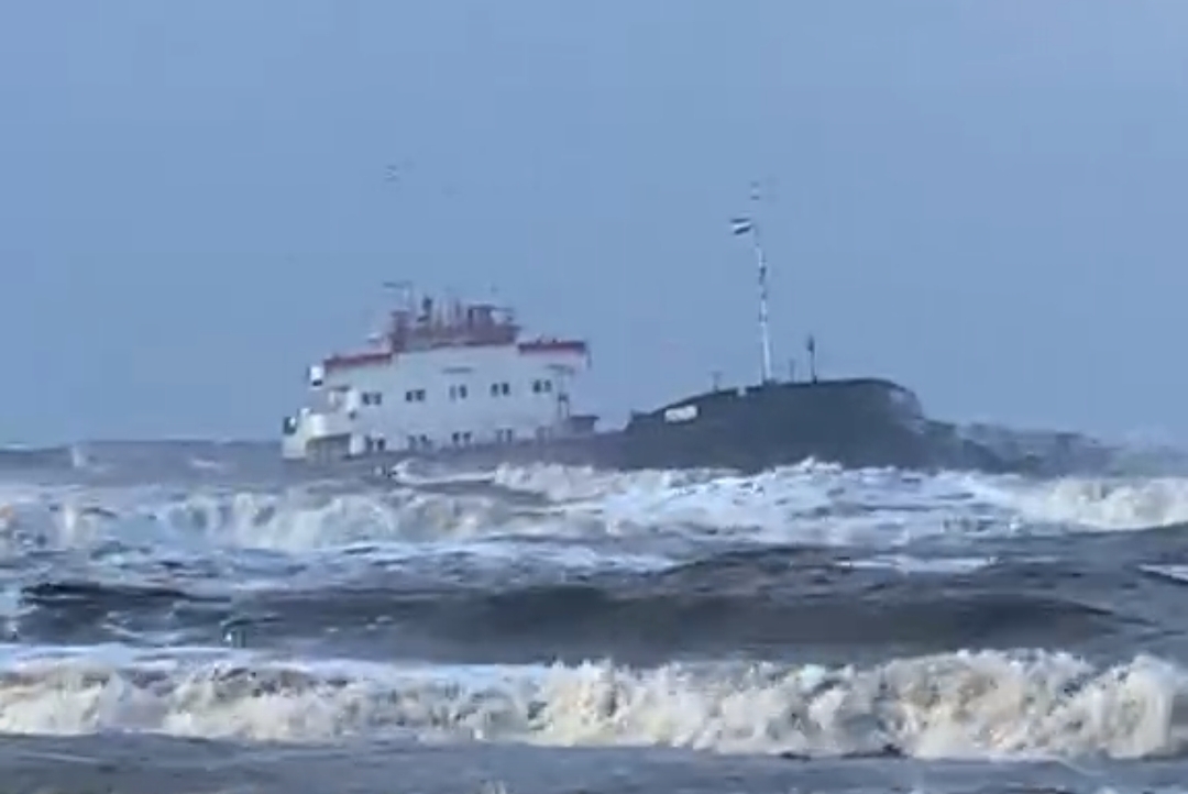 جنوح سفينة بالقرب من شاطئ بورسعيد&nbsp;