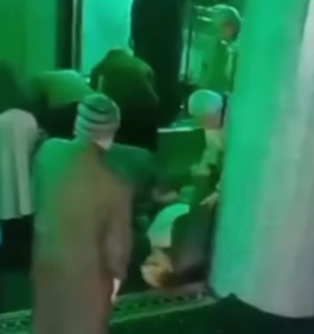 لحظة سقوط شاب&nbsp;