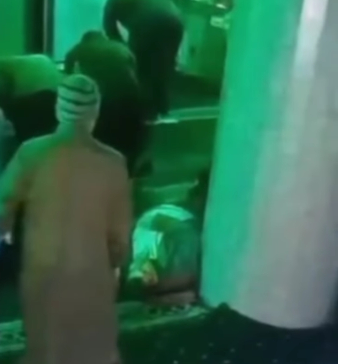 سقوط شاب أثناء آداء الصلاة