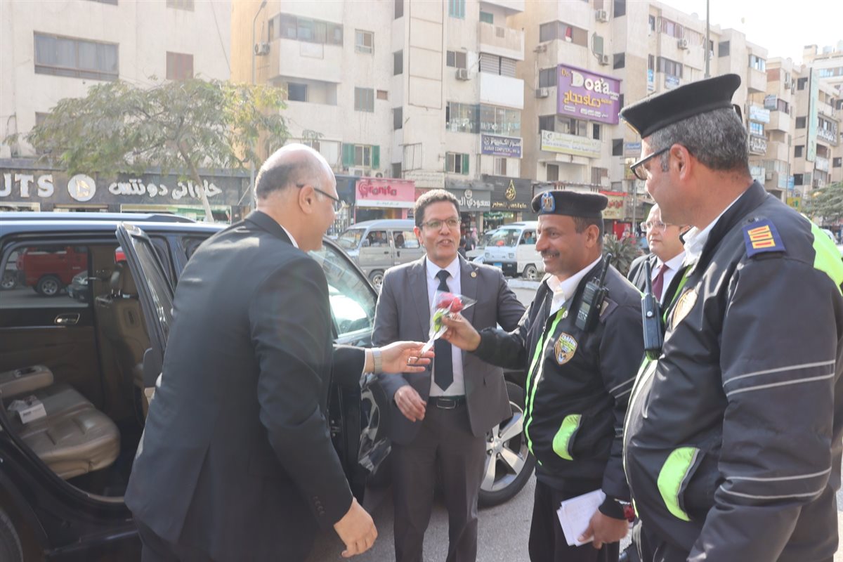 توزيع الورد على الأفراد بالكمائن