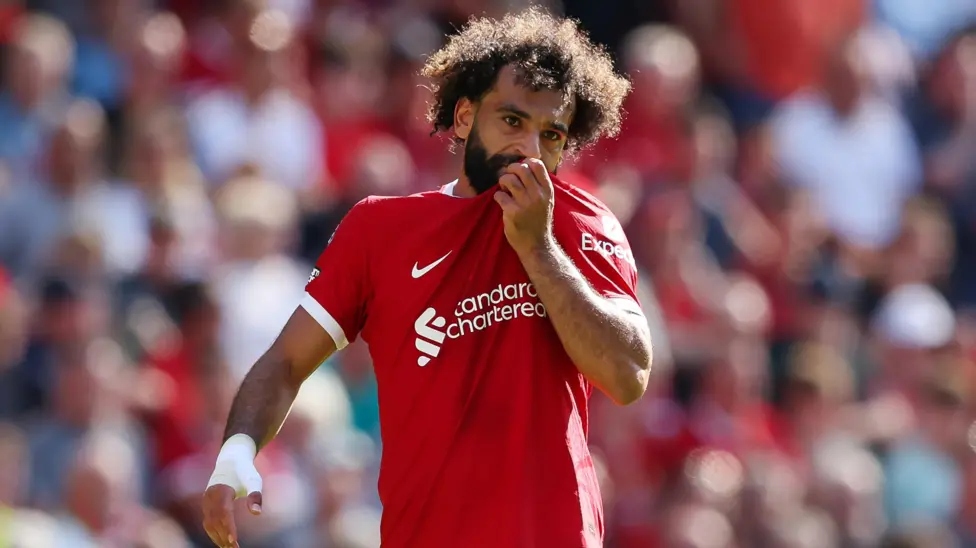 محمد صلاح يقبل قميص ليفربول