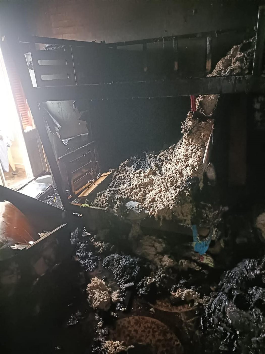 الحريق يلتهم جميع محتويات الشقة