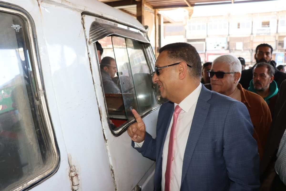 محافظ القليوبية يتحدث مع الركاب