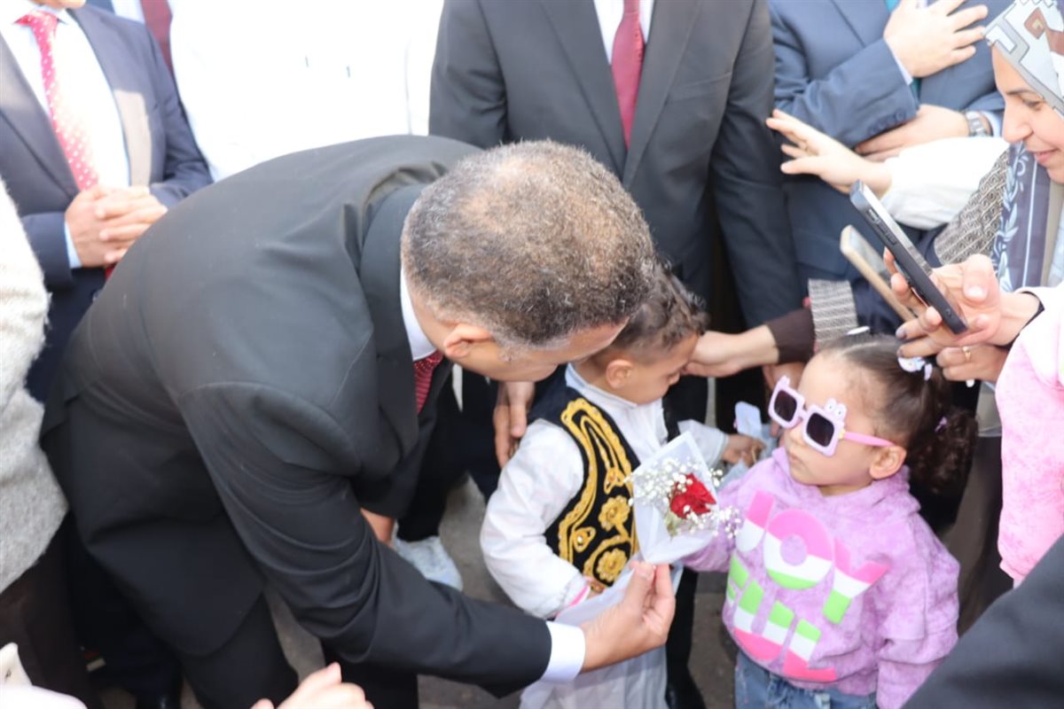 توزيع الورد على الأطفال&nbsp;