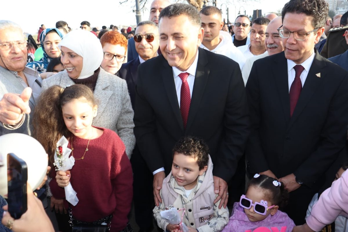 المحافظ يلتقت صور تذكارية&nbsp;