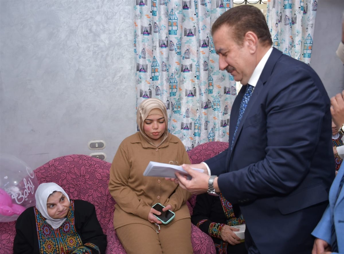 محافظ بورسعيد يزور دار المسنات