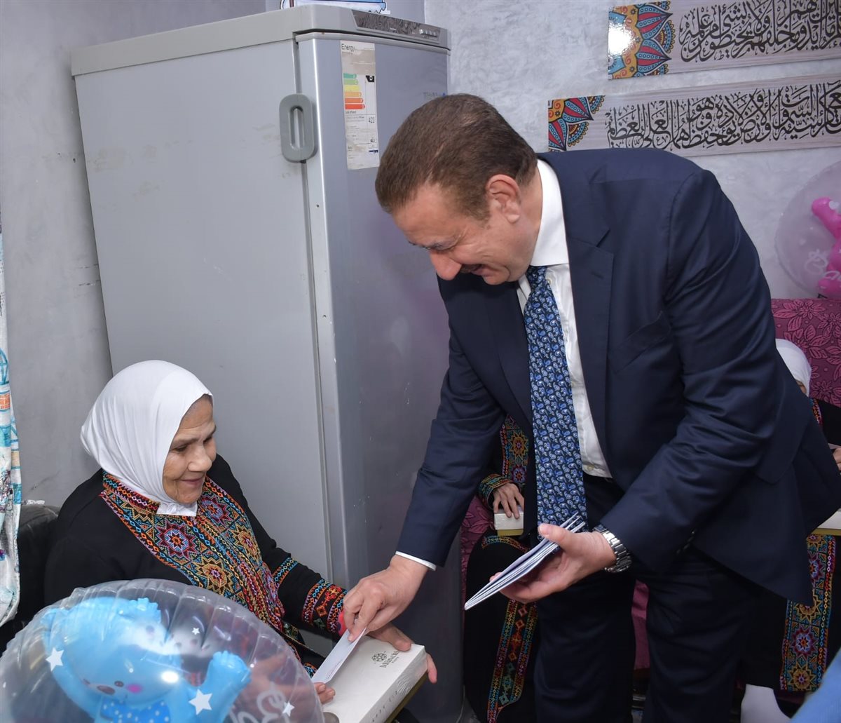 محافظ بورسعيد يزور دار المسنات