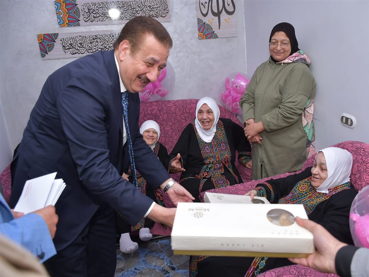 محافظ بورسعيد يزور دار المسنات