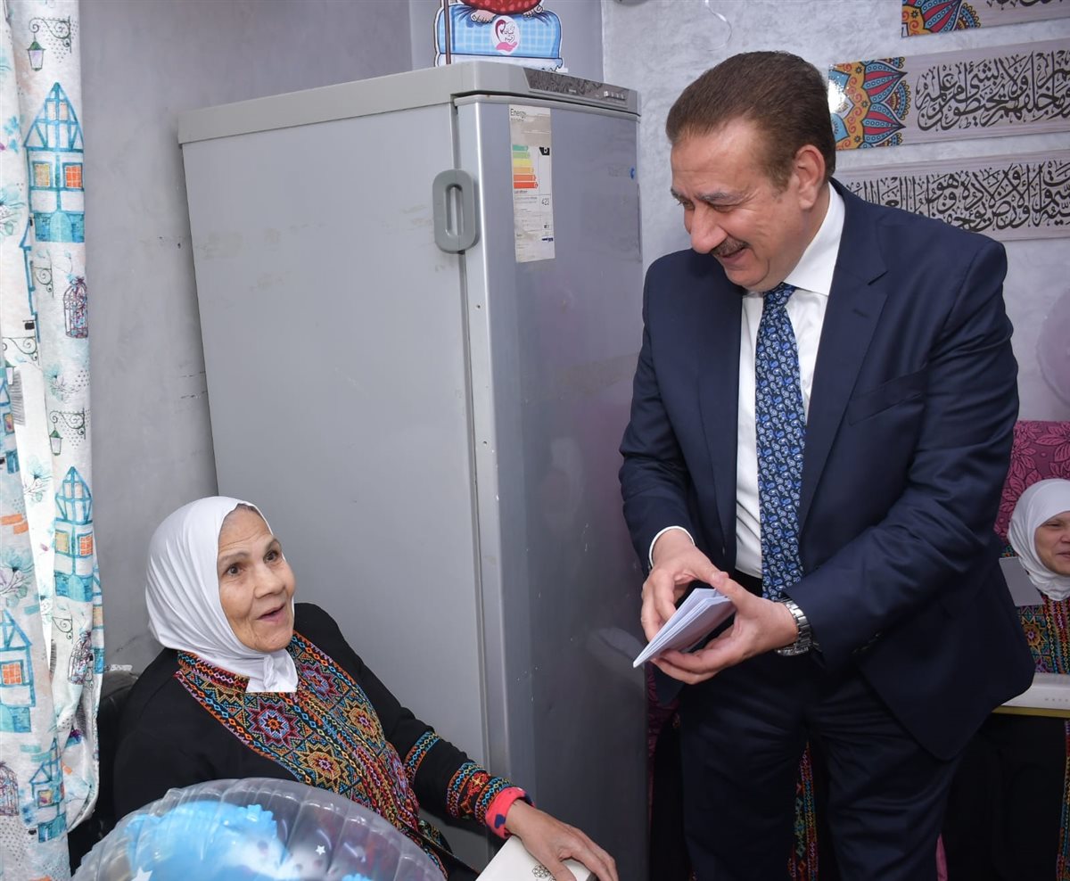 محافظ بورسعيد يزور دار المسنات