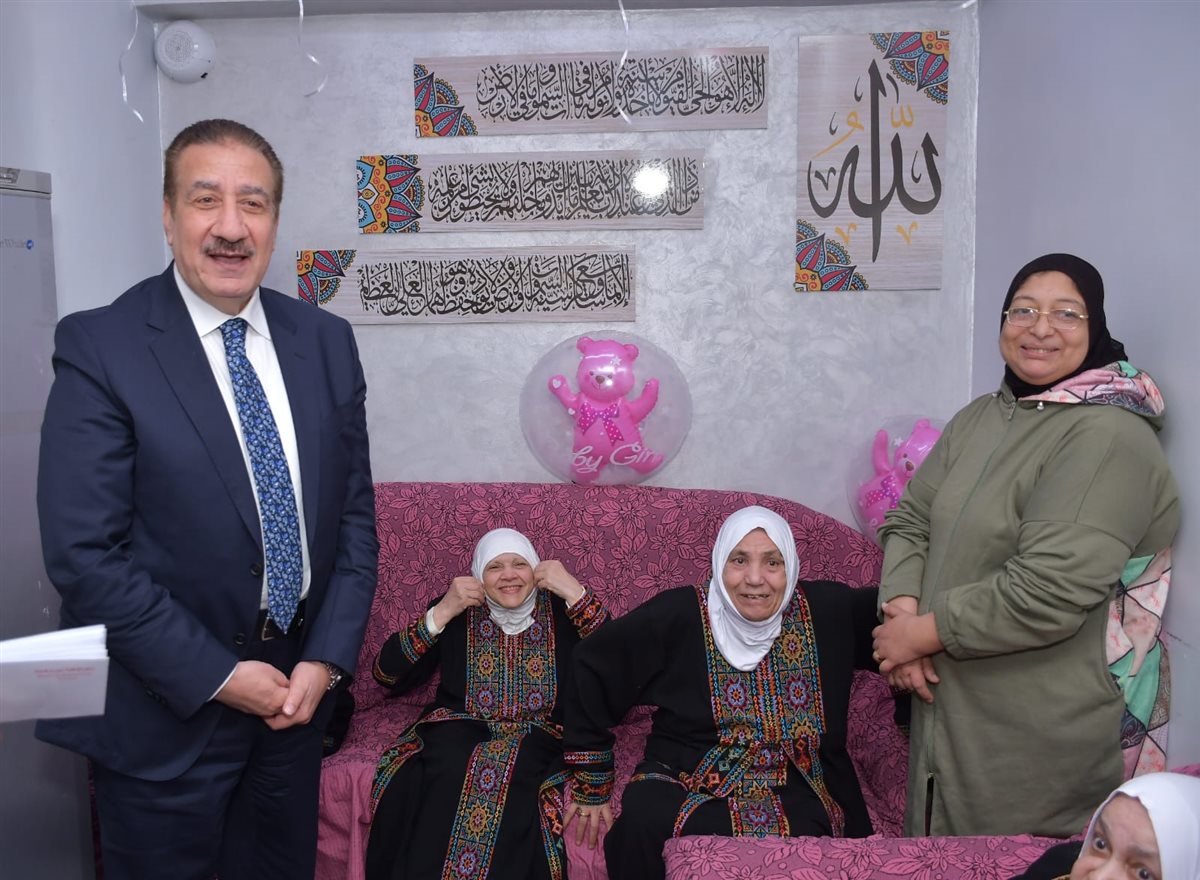 محافظ بورسعيد يزور دار المسنات