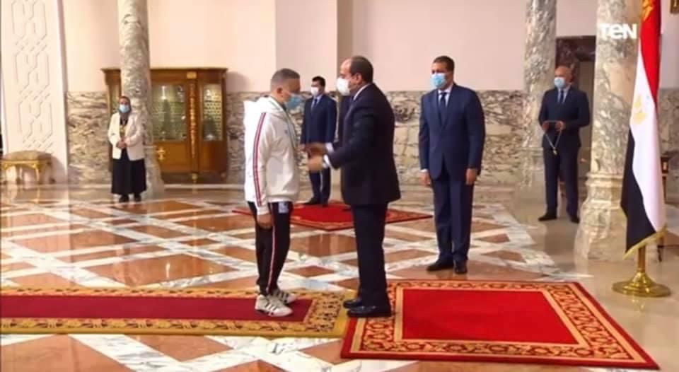 الرئيس السيسي يكرم عماد الدين بهجت بطل رفع الأثقال البارالمبي&nbsp;