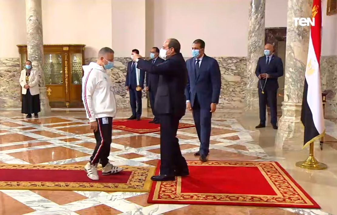 الرئيس السيسي يكرم عماد الدين بهجت بطل رفع الأثقال البارالمبي&nbsp;