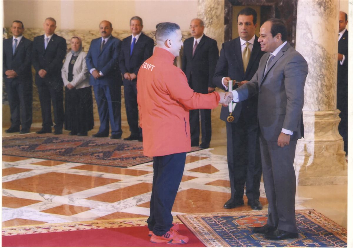 الرئيس السيسي يكرم عماد الدين بهجت بطل رفع الأثقال البارالمبي&nbsp;