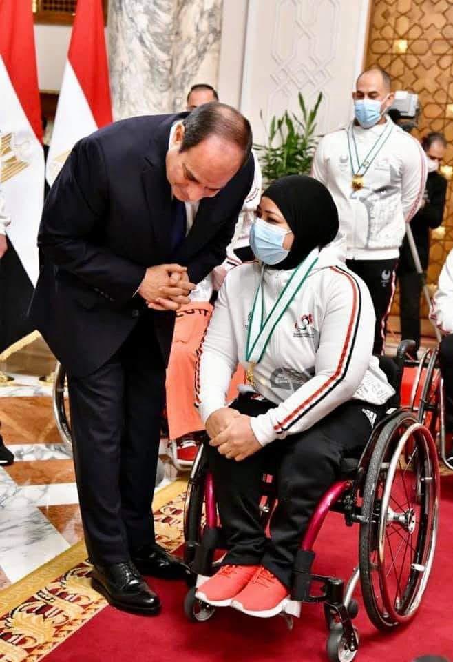 الرئيس السيسي يكرم فاطمة عمر بطلة رفع الأثقال البارالمبية&nbsp;