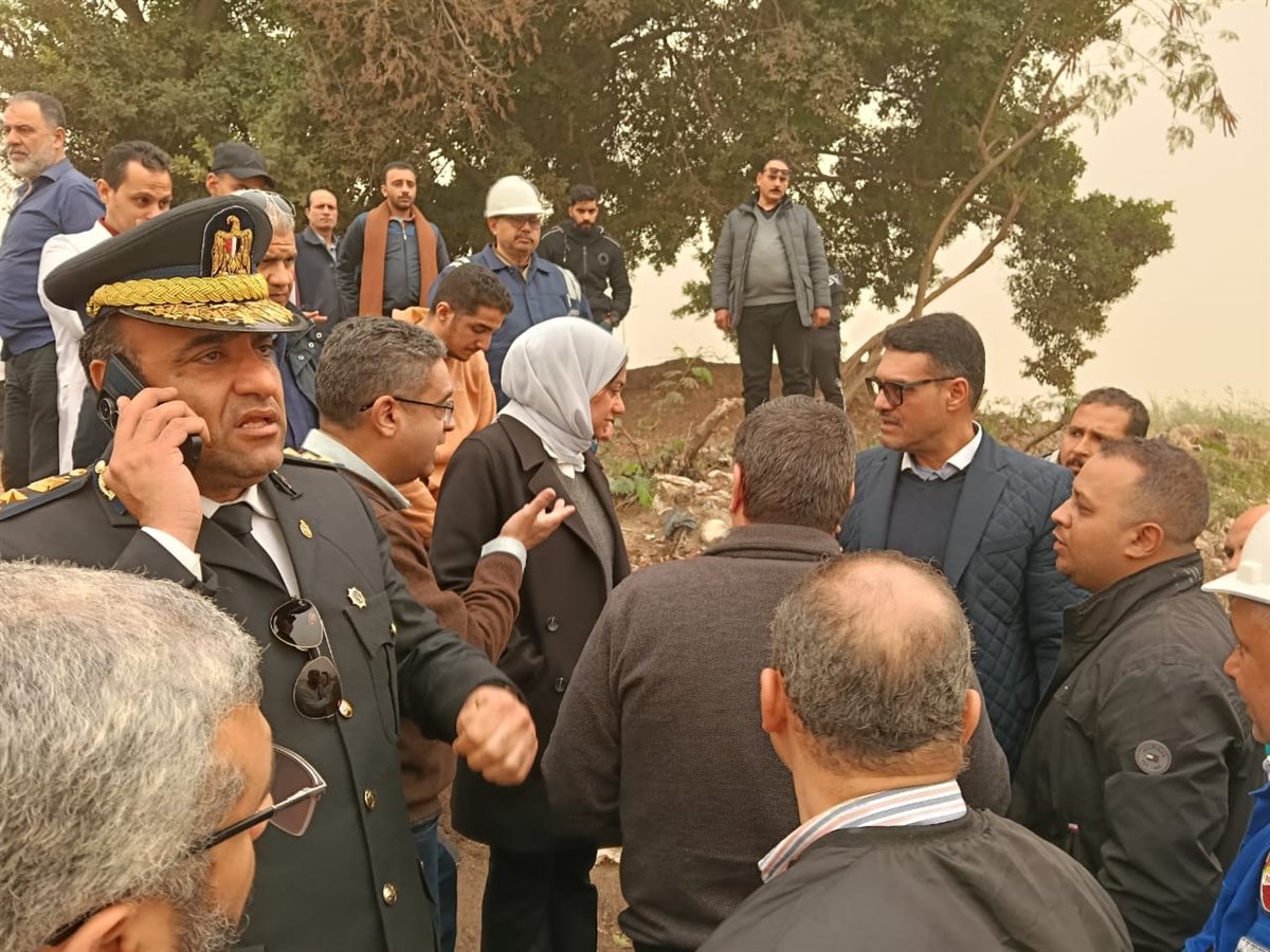التعامل مع بقعة زيت بالترعة