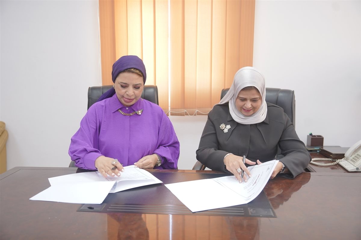 رئيس مجلس إدارة روزاليوسف أثناء التوقيع