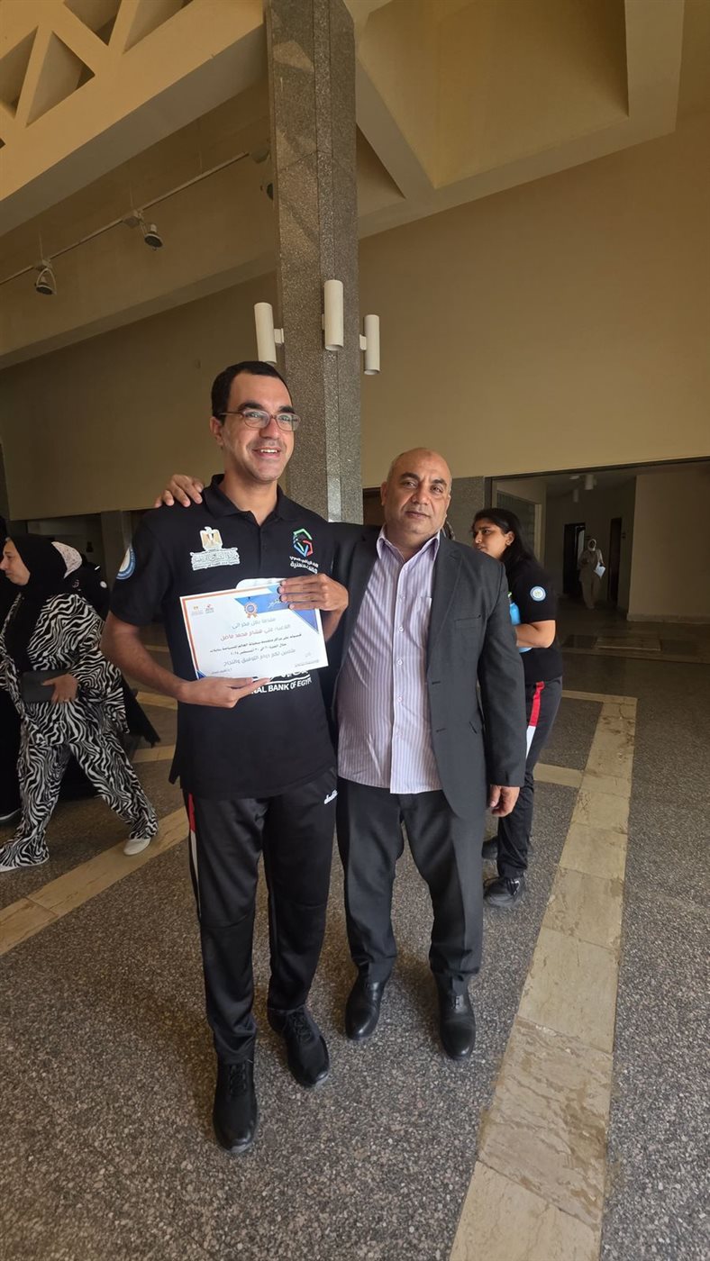 علي هشام محمد فاضل بطل السباحة لذوي الاحتياجات الخاصة