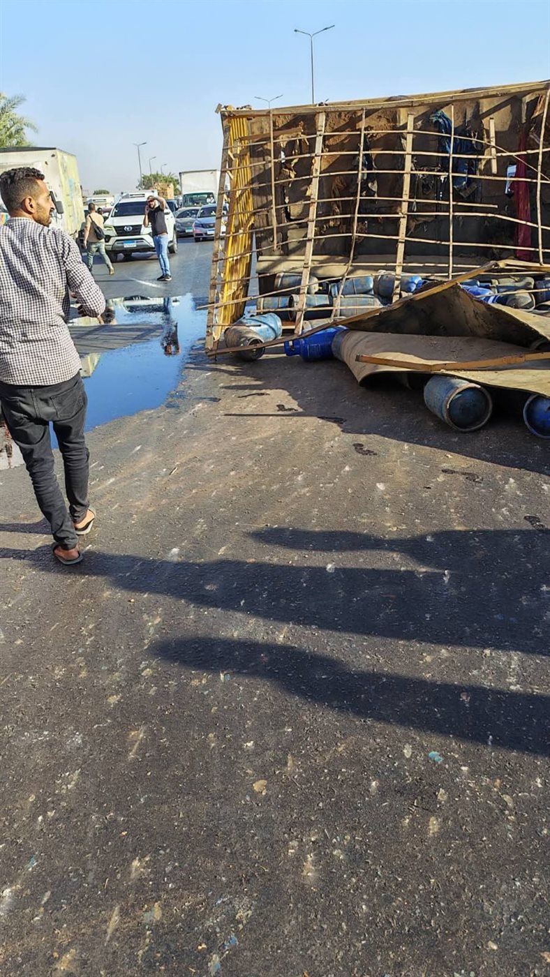 انقلاب سيارة محملة باسطوانات الغاز