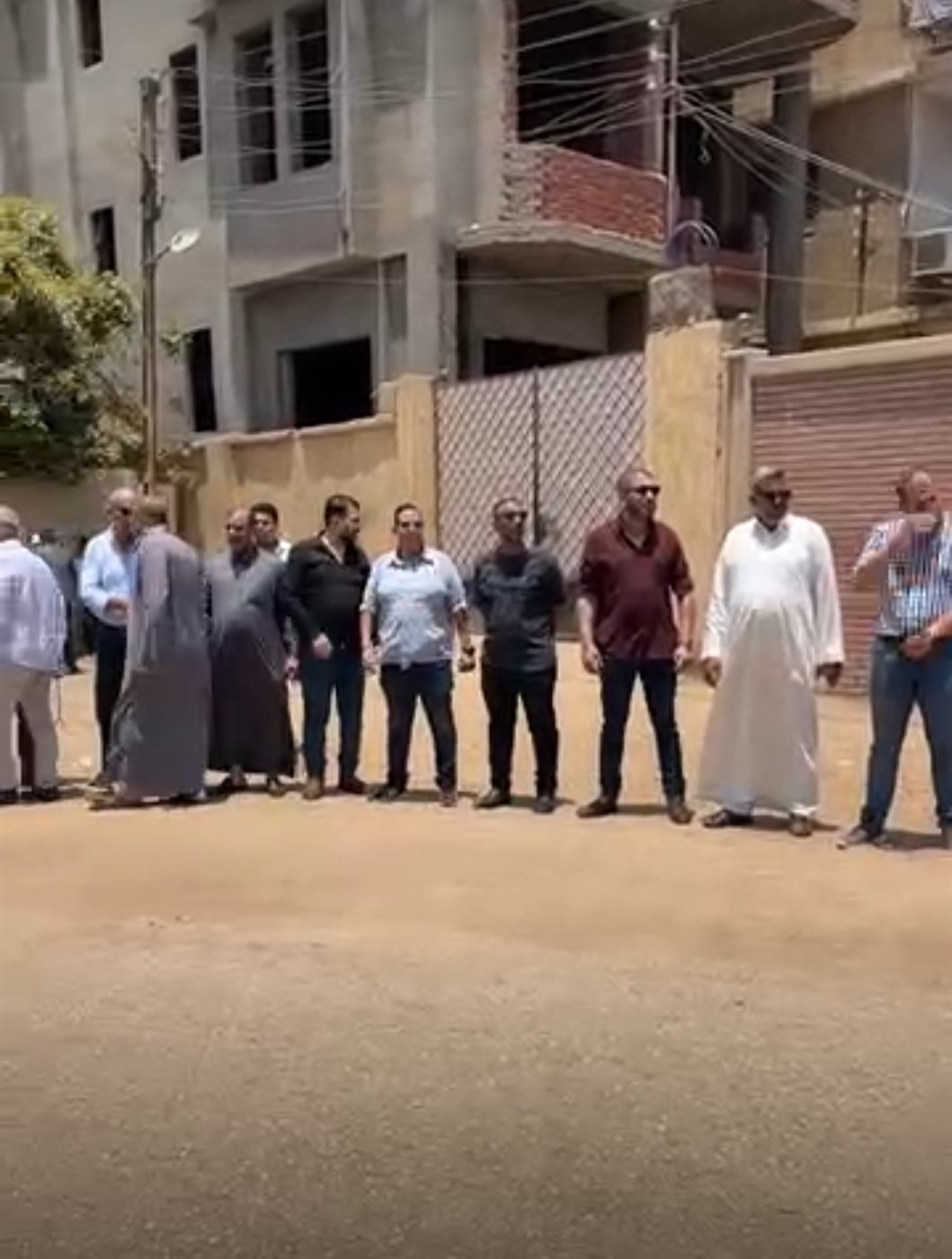 أثناء انتظار وصول الجثمان