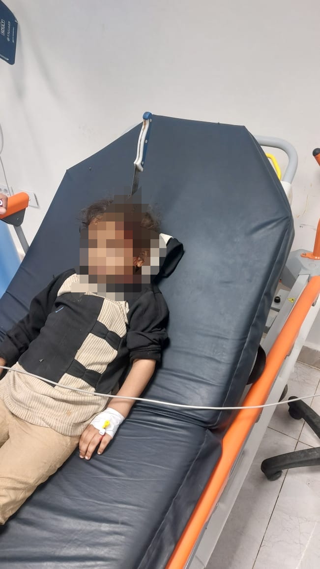 الطفلة والسكين بالرأس