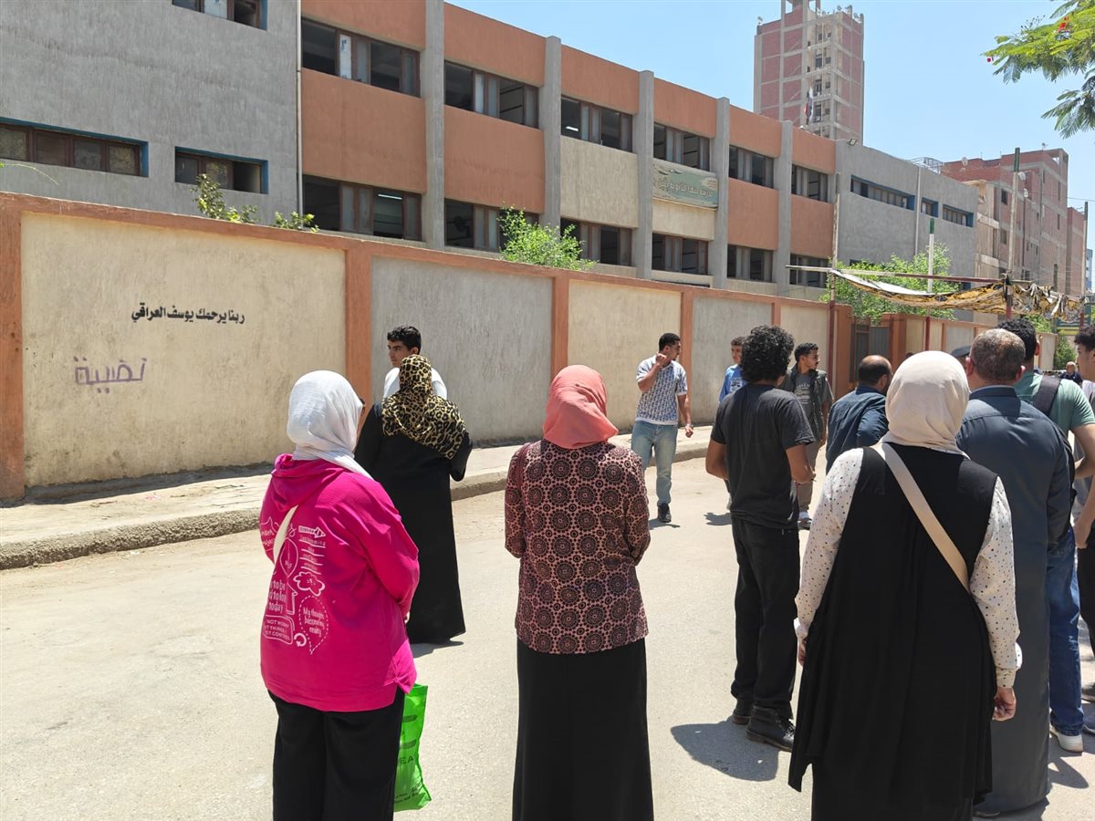 انتظار أولياء الأمور أمام اللجان