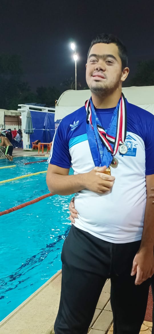 عبد الله جمال عبد الناصر بطل السباحة لذوي الاحتياجات الخاصة