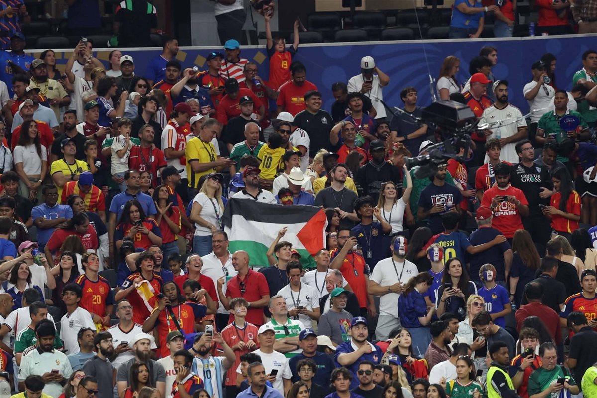 علم فلسطين في مدرجات إسبانيا ، تصوير : سماح زيدان