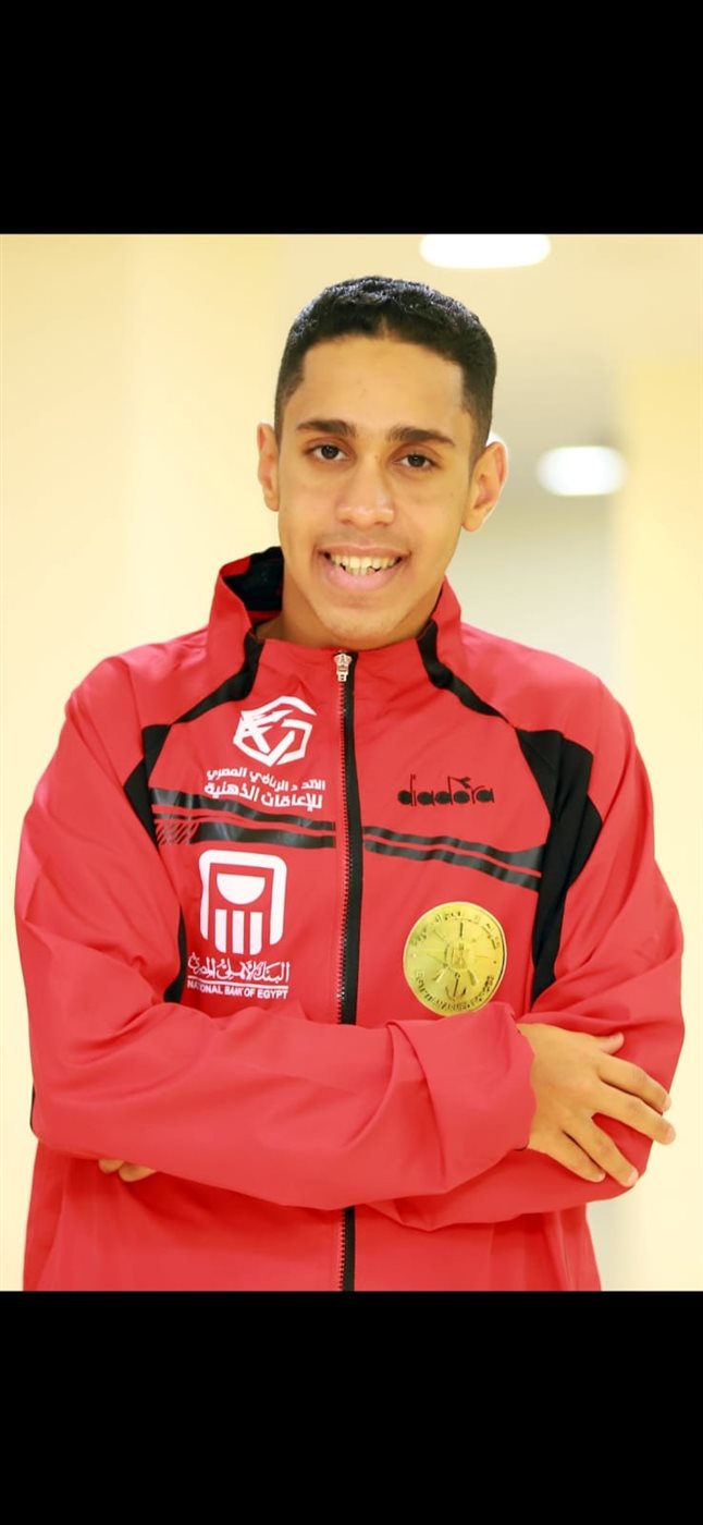 عمر ياسر السيد أحمد بطل السباحة لذوي الهمم